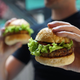 Ilustración para el artículo titulado Francia prohibe llamar hamburguesas a las hamburguesas veganas